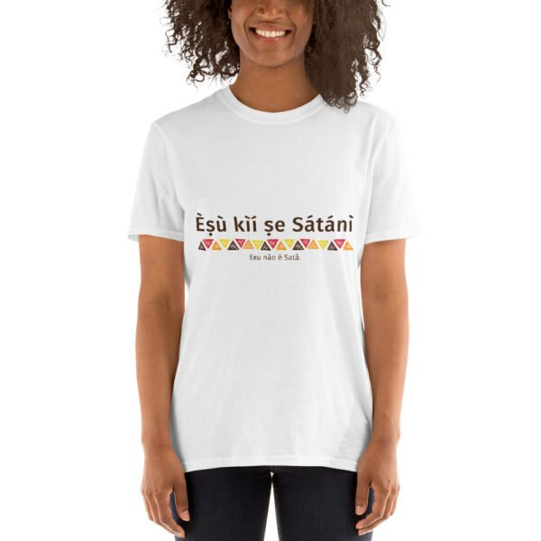 Camiseta Feminina – “Èṣù kìí ṣe Sátánì – Exu não é Satã” – Branca – Loja Axé